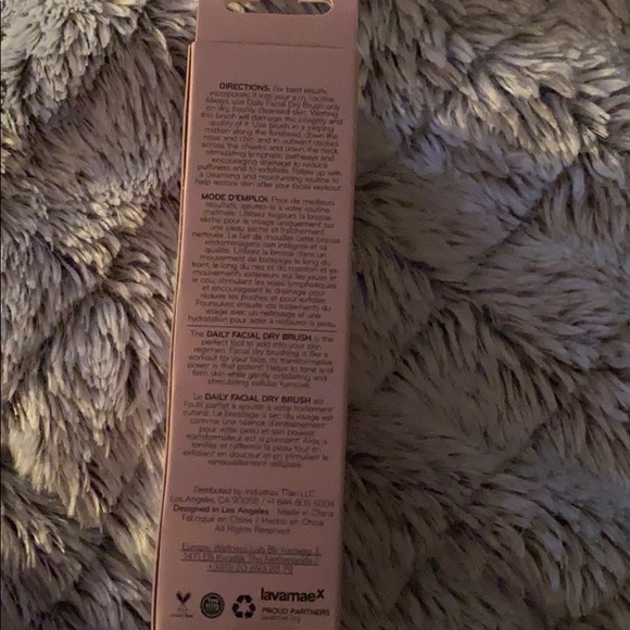 Daily facial dry brush - Picture 2 of 2